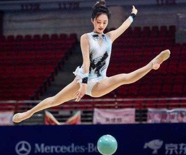 30岁的“糖宝”又火了,穿体操服参赛被拍之后,身材好到让人羡慕