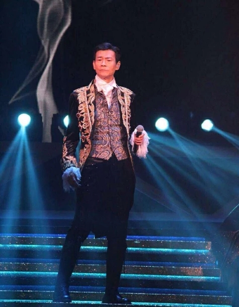 72岁郑少秋罕现身，精壮不输少年人！对身旁女生甜言蜜语超会撩