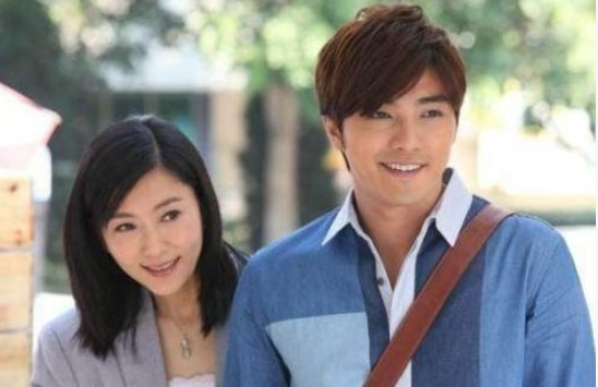 他家世显赫却当演员，与同学相爱13年结婚，如今34岁帅气十足