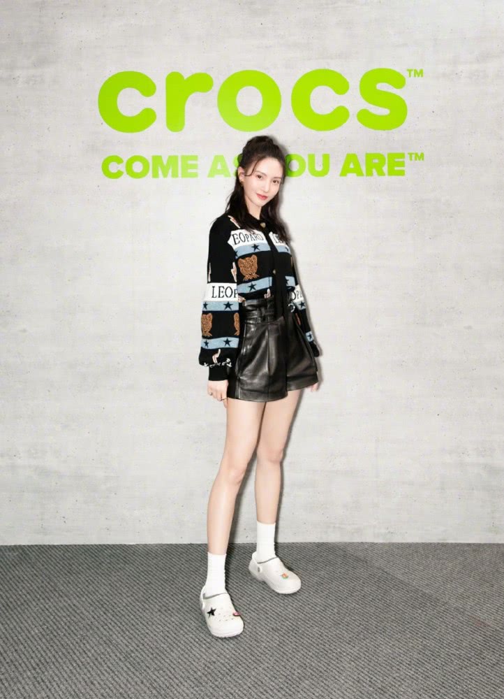 美女金晨黑色皮衣搭出了曼妙身材,收腰设计造型更是锦上添花