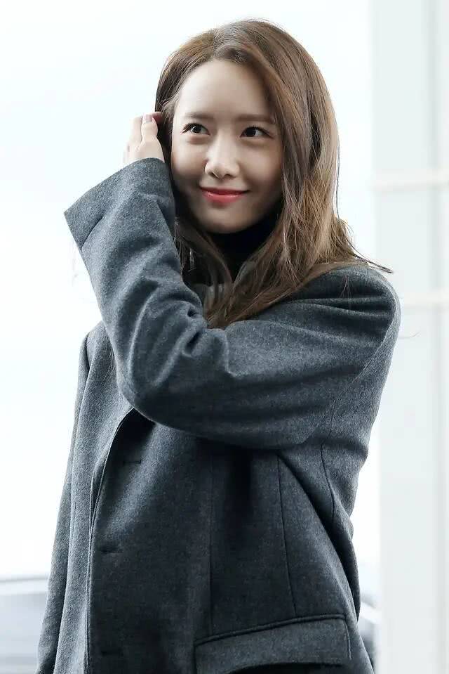 韩国美女林允儿机场时尚穿搭,灯芯绒背带裤内搭高领毛衣,乖巧甜美超有范