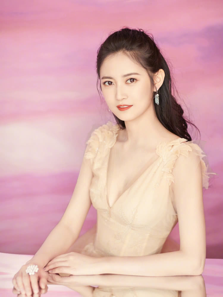 陈钰琪和林允儿这两位清纯美女,双双挑战黄色纱裙,却各有自己独特的美