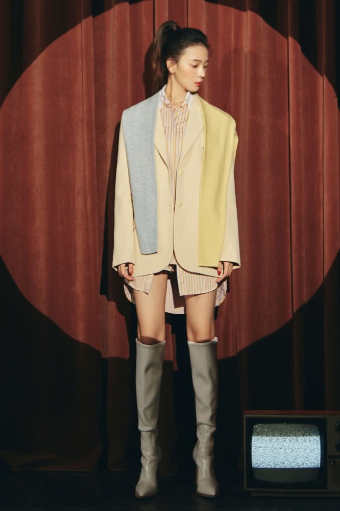 美女金晨穿衬衫短裤配西装，温暖又帅气