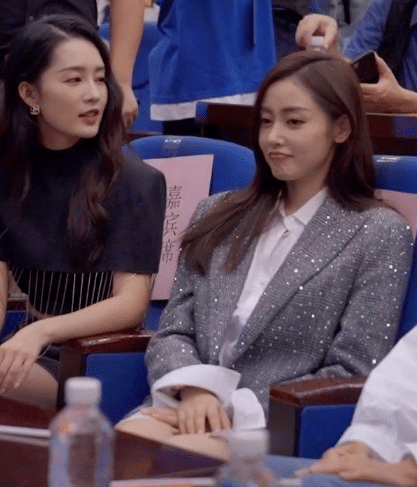 李沁的“妖精坐”有多撩人?当看到照片后,网友:心动的感觉