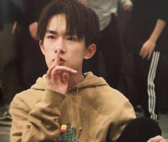 易烊千玺有多高能?玊尔演唱会的妆,没想到是自己化的,过程曝光