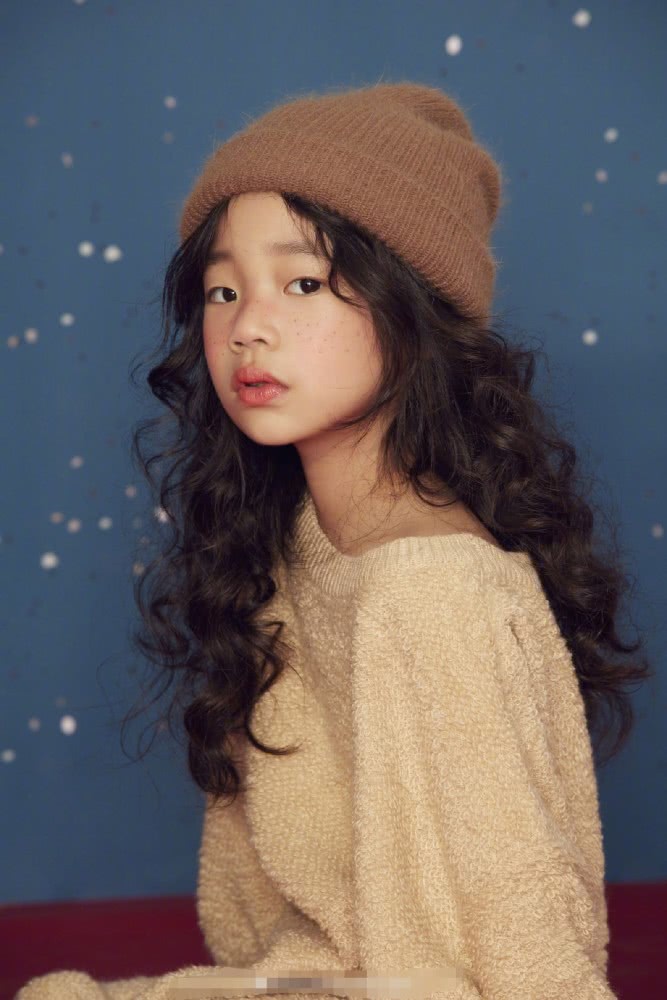 小S女儿们轮番拍大片！老二淑女老三雀斑妆惊艳，天生的高级脸