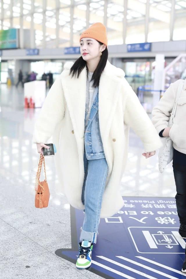 周洁琼日系穿搭街拍:Max Mara泰迪熊大衣,鸳鸯甜橙女孩