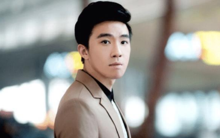 曾是最帅气男孩,因为整容又回到了原先的样子,32岁就像18岁