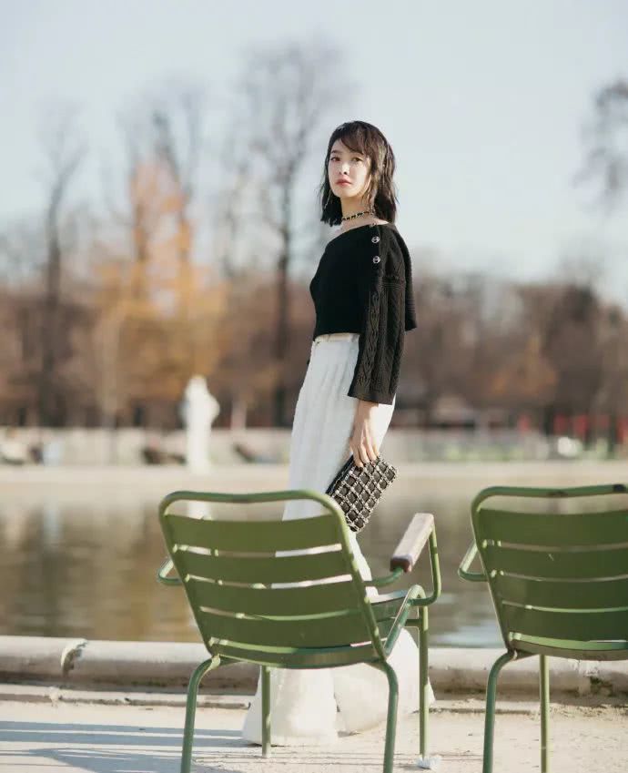 美女宋茜全身造型都是香奈儿，穿双厚底高跟鞋时尚感爆棚