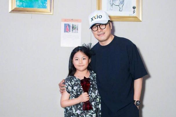 10岁王诗龄晒圣诞照，颜值上升瘦出尖下巴，名副其实白富美？