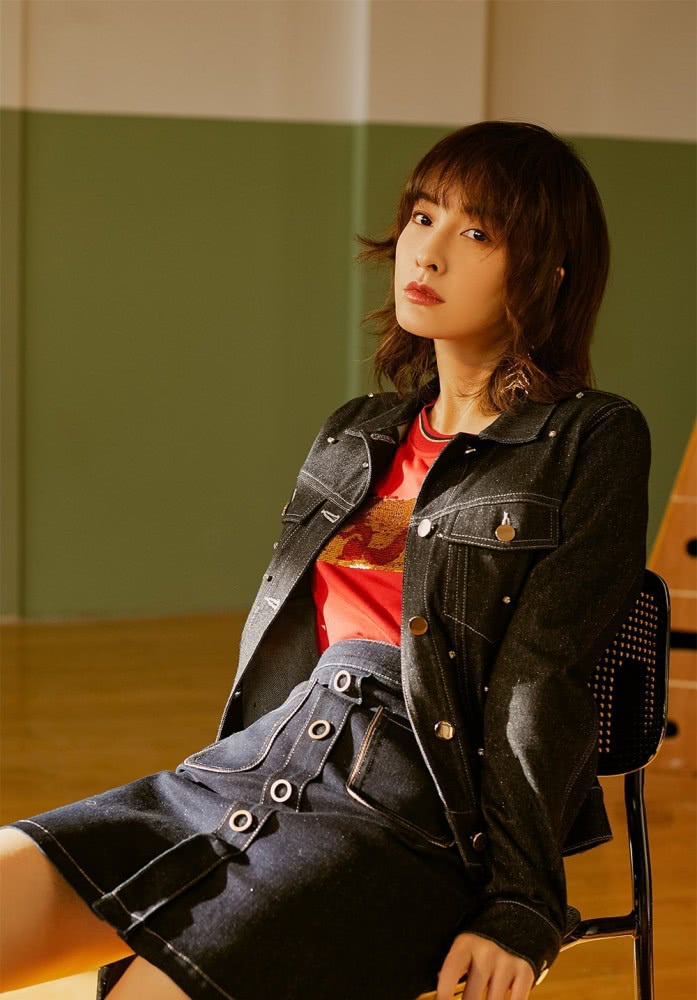 美女吴昕短外套配半裙,穿成时髦少女引怒赞