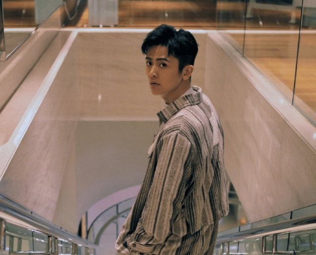 《庆余年》二皇子不穿鞋大火，得知戏外真实身份：庆帝都不敢惹！