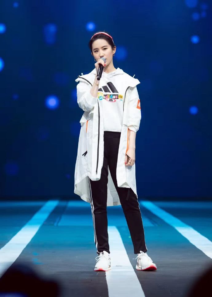 美女刘亦菲可爱发箍配运动套装,颜值仿佛添加了防腐剂