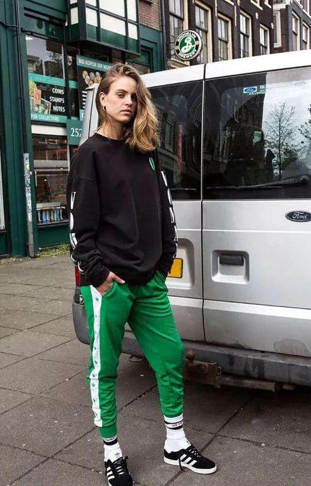 今年袜子裹“裤子”的穿法火了,保暖又舒适,“老寒腿”的福利