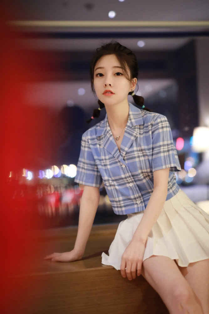 网红美女冯提莫穿蓝色薄纱仙女裙，骨架纤细像娃娃，太美了