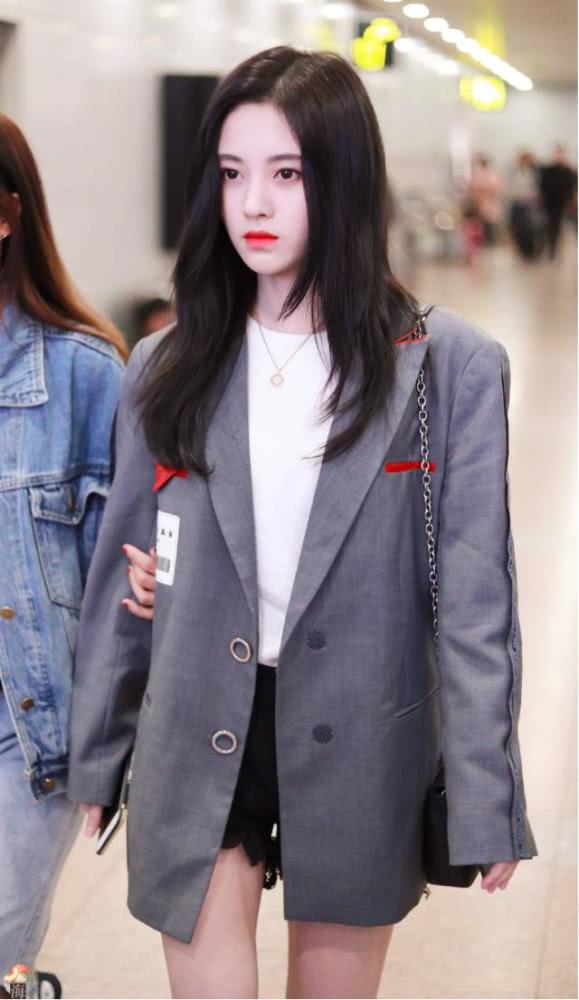 美女鞠婧祎穿牛角大衣配牛仔裤走机场,扎高丸子头太可爱
