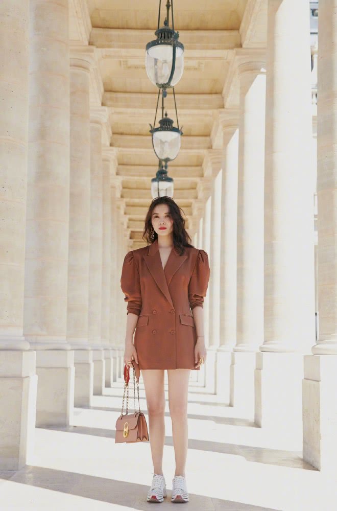 美女宋佳穿V领裙踩细高跟，散发迷人魅力