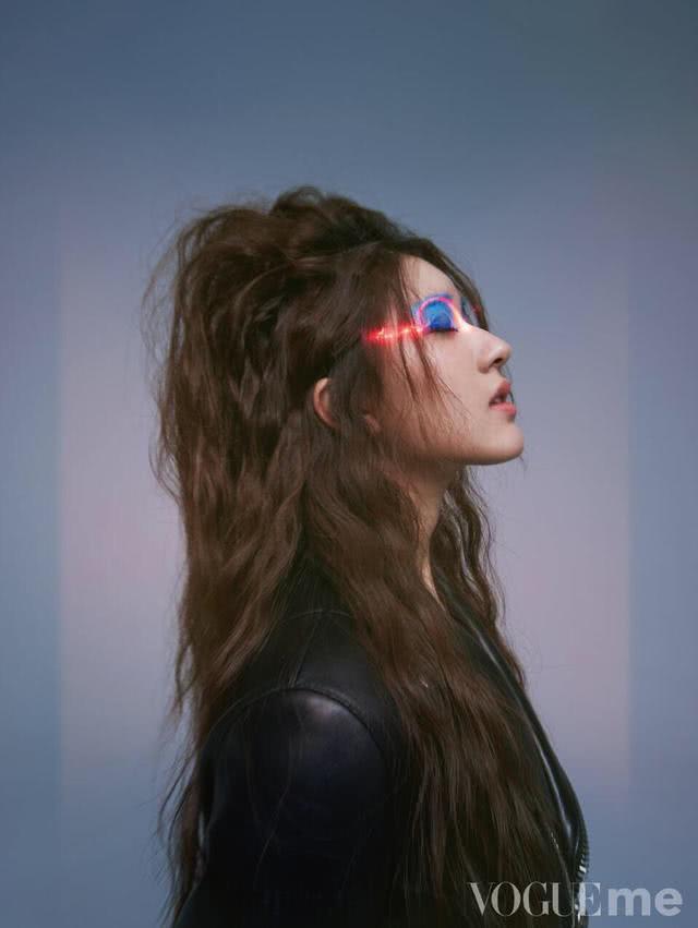 一向甜美打扮的赵露思,拍了个暗黑搞怪的大片,烟熏眼碎钻唇看点十足