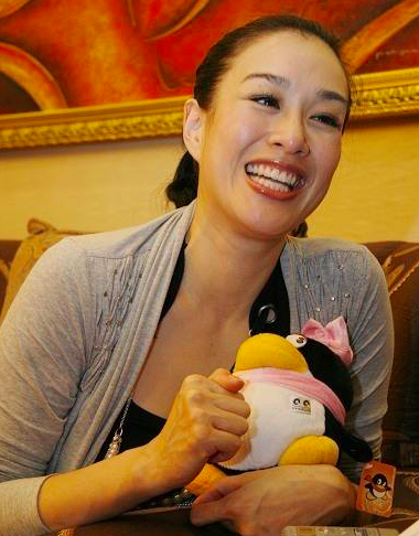 当丈夫与别的女人合影,贾静雯应采儿钟丽缇的反差太大,她最聪明