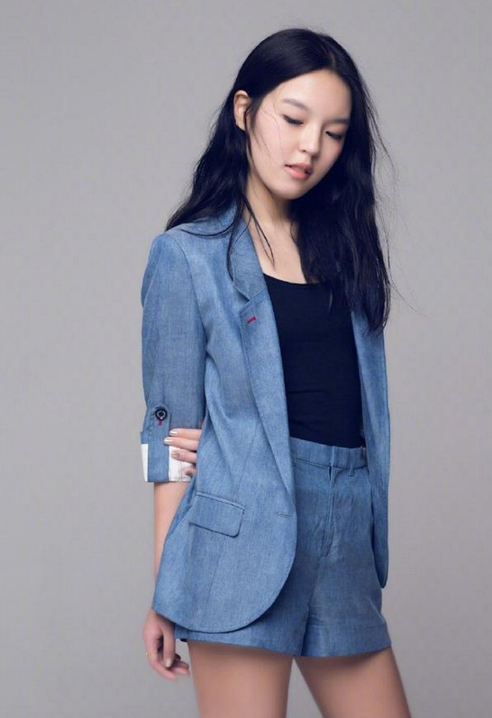 17岁法图麦穿吊带衫大晒月牙纹身,这么成熟的举动妈妈哈文不管?