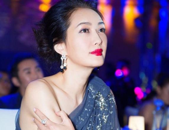 她曾做8年保姆,因“厕所门”险遭封杀,用情至深却被骗5亿