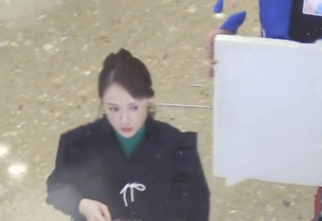 陈乔恩公布恋情后不受男友绯闻影响心情好,片场拍戏笑容满面