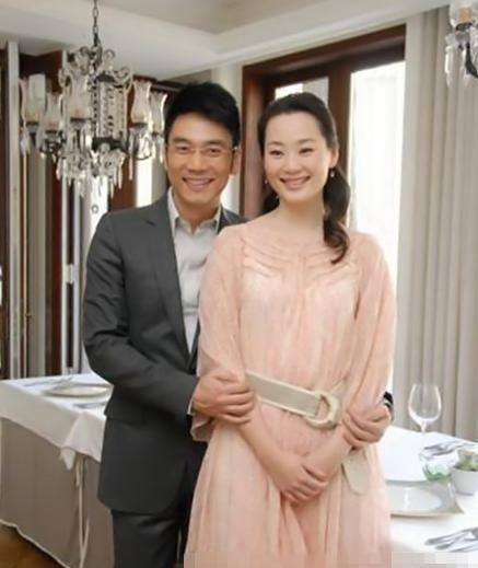 他经历两次婚姻,前妻将他捧红,现任帮他成富豪,绝对的人生赢家