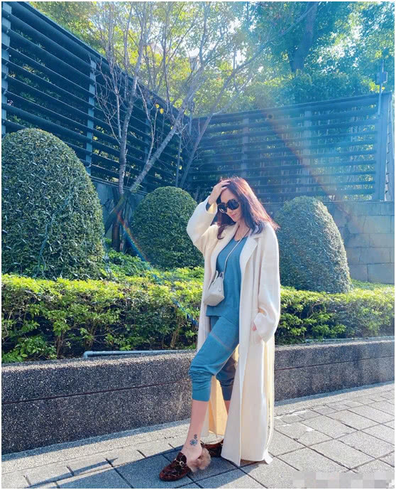 台湾美女关颖晒照,长发披肩气质温柔,四年三胎这身材也太好了