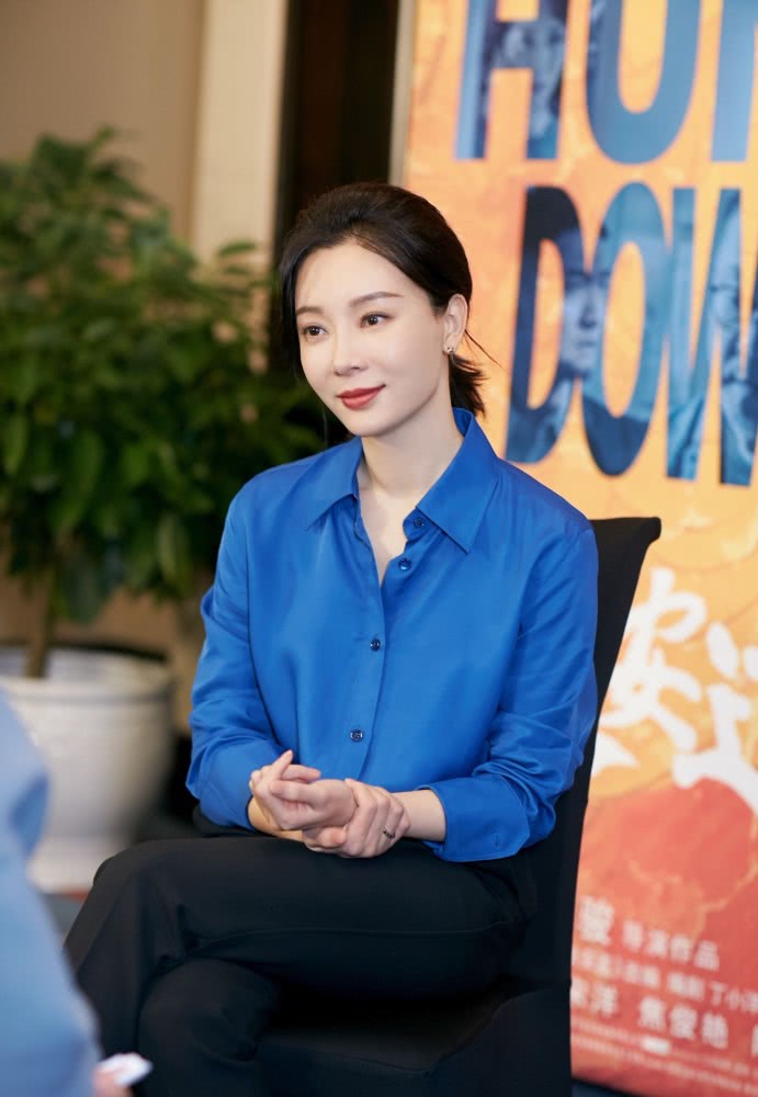 美女陈数好看又会穿，蓝色衫衣+黑色休闲裤，经典又有气质