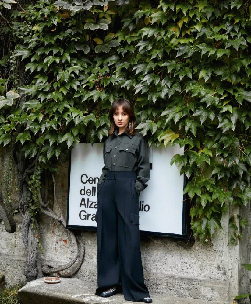 吴昕最新造型，短上衣搭配牛仔裤，小细腰让人眼前一亮