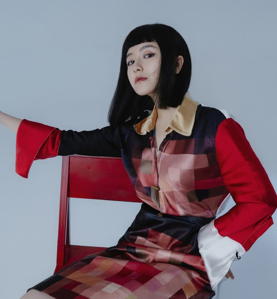 美女李兰迪穿泰迪熊大衣，配黑发尽显清纯女人味