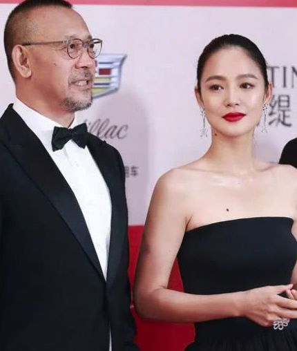 27岁嫁二婚姜文,婚后3年生2子,今40岁被姜文宠得像20岁