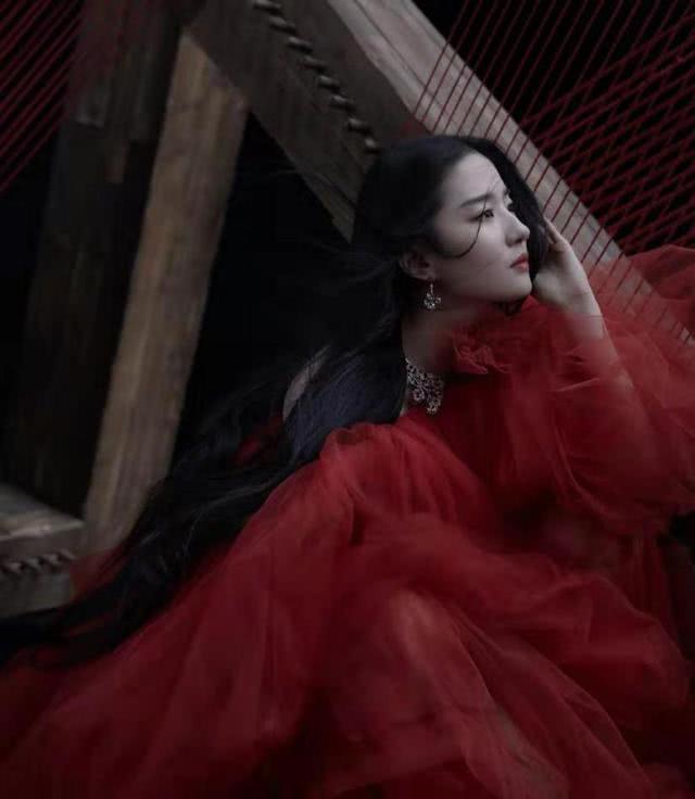 神仙姐姐刘亦菲化身花木兰上演红黑双面人生,骑马造型太惊艳