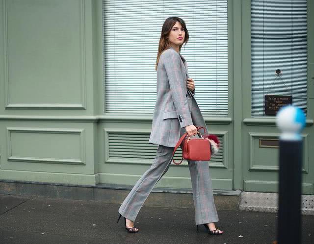 30岁轻熟女该怎么穿？简约风穿出小性感，凸显精致中的女人味