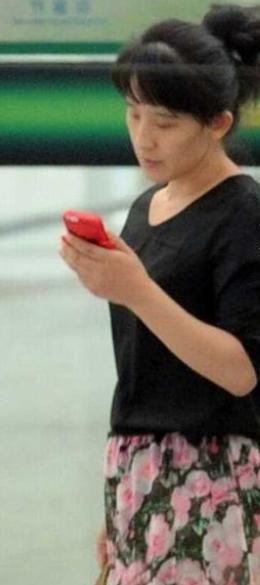 比冯绍峰大八岁的丈母娘长啥样？看到照片后，网友：不出道可惜了