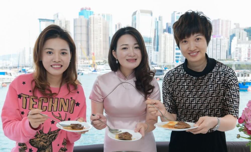 陈少霞生下女儿后 富商老公开游艇陪她拍广告,还出千万资金支持