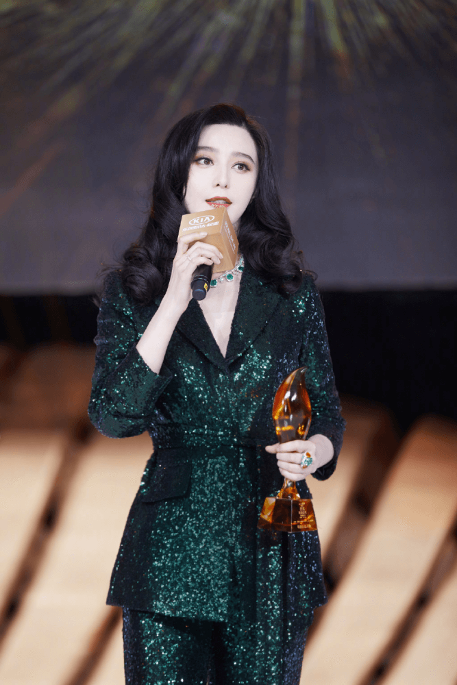 复出之路越走越宽了，范爷登越南版时尚芭莎，造型霸气再次惊艳