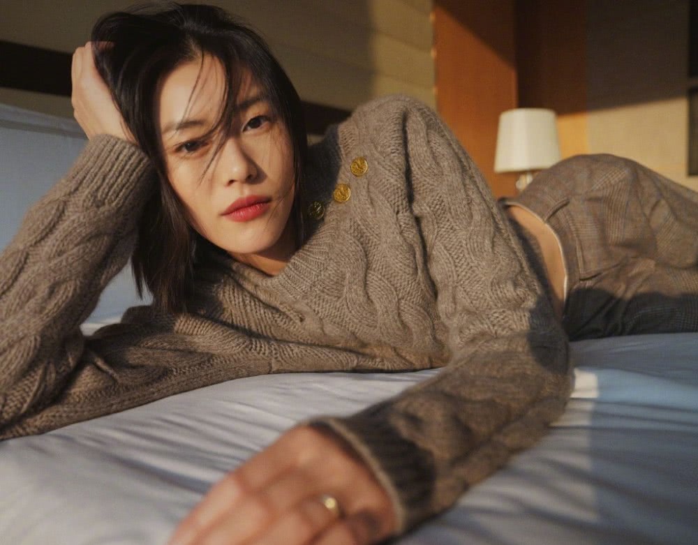 刘雯私服穿针织衫配格纹裤，秀马甲线被怒赞巴掌腰