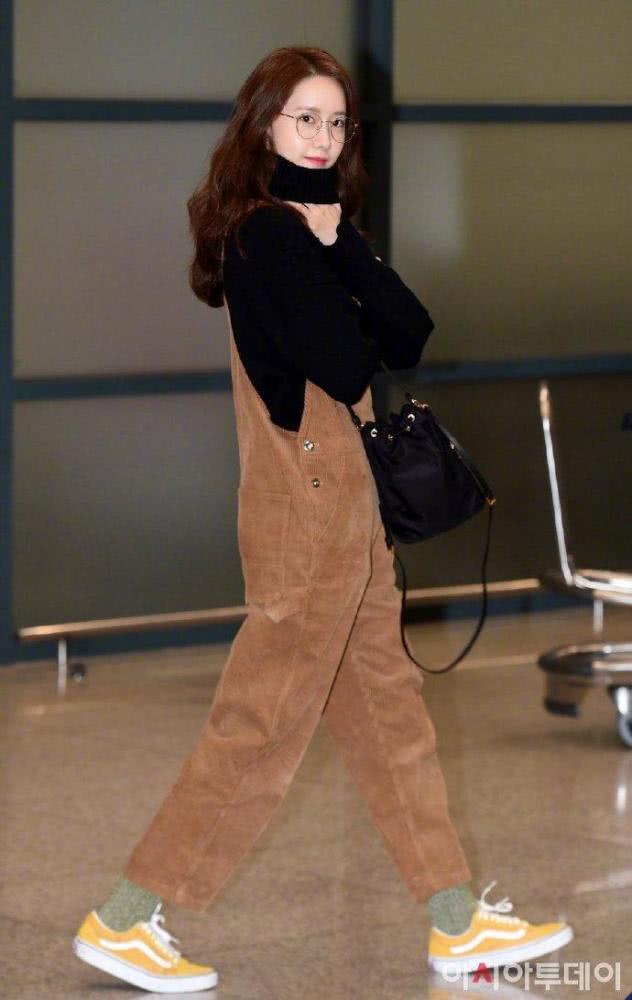 韩国美女林允儿机场时尚穿搭，灯芯绒背带裤内搭高领毛衣，乖巧甜美超有范