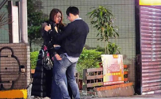 陈绮贞街头拥吻神秘男身份曝光 男方已婚且育有2个孩子疑似出轨？