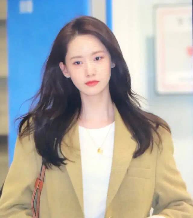 韩国美女林允儿机场时尚穿搭,灯芯绒背带裤内搭高领毛衣,乖巧甜美超有范