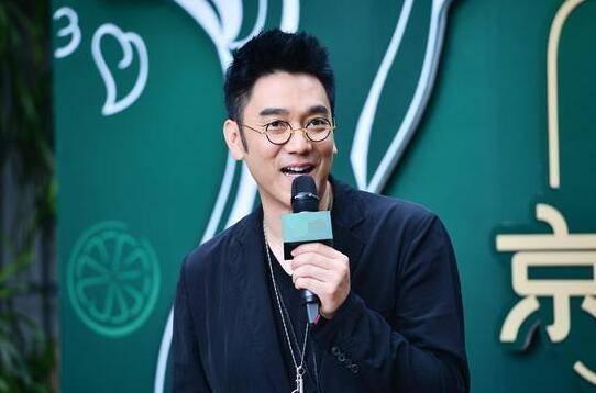 他经历两次婚姻,前妻将他捧红,现任帮他成富豪,绝对的人生赢家