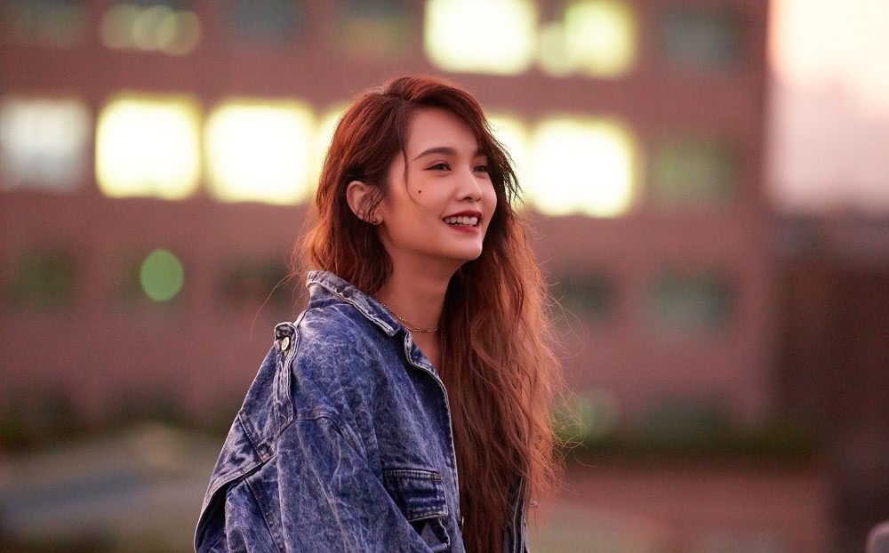 美女杨丞琳牛仔外套搭配运动潮品,穿出了不一样的时尚