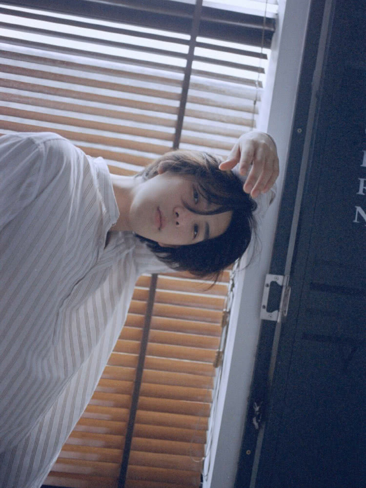 《梦回大清》十三阿哥王安宇换下古装造型,穿搭风格很日系