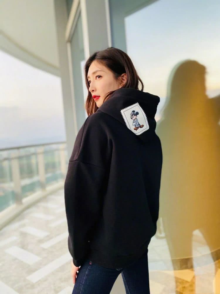 江疏影穿姜黄色外套搭配条纹毛衣保暖又减龄,太美丽