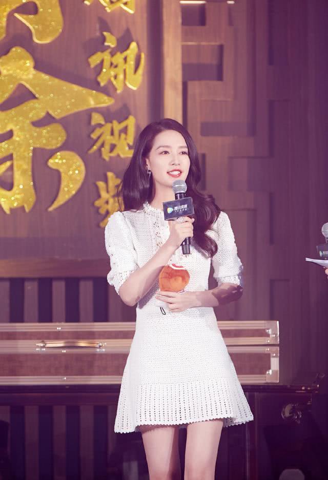 美女李沁针织短裙太唯美！但还是被抢镜