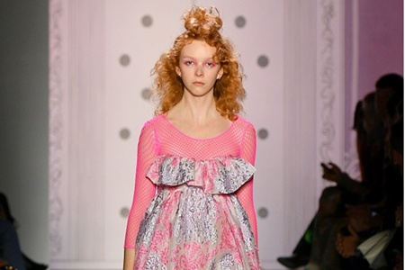 1568798863393490.jpg 女孩可爱丸子头怎么扎,秀场模特花朵发型打造新创意