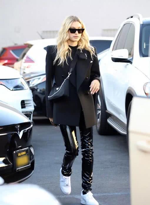 经典黑白配永远都站在时尚的C位，让你简简单单穿出高级感