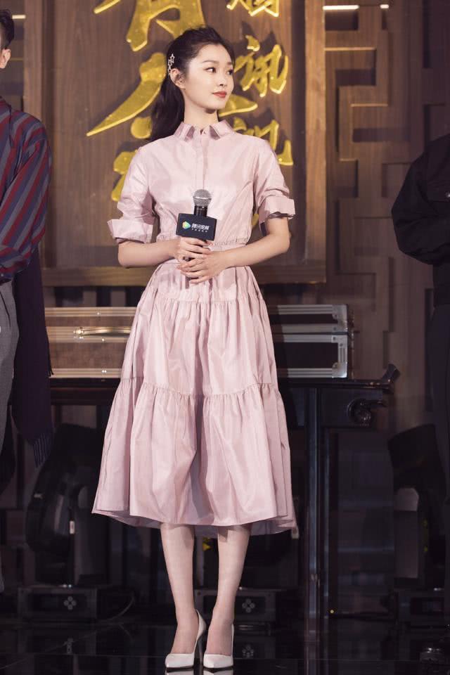 美女李沁针织短裙太唯美！但还是被抢镜