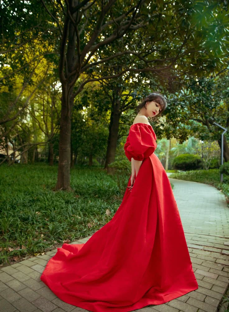 美女宋茜穿红色裙装太好看,简单的衣服穿出了不一样的感觉